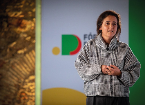 Sandra Miranda Ferreira no palco do Girls in ICT Day