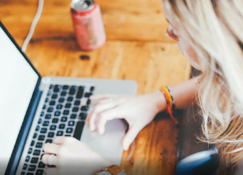 Mulher à frente de um computador portátil