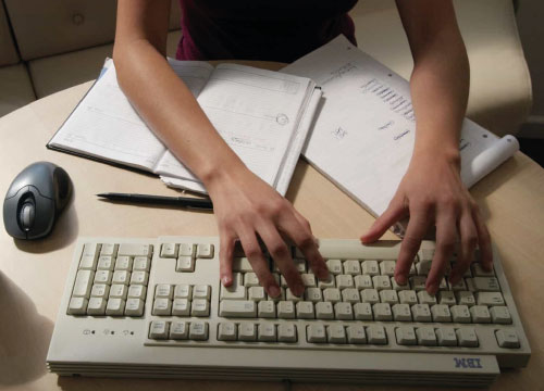 Mulher a escrever num teclado