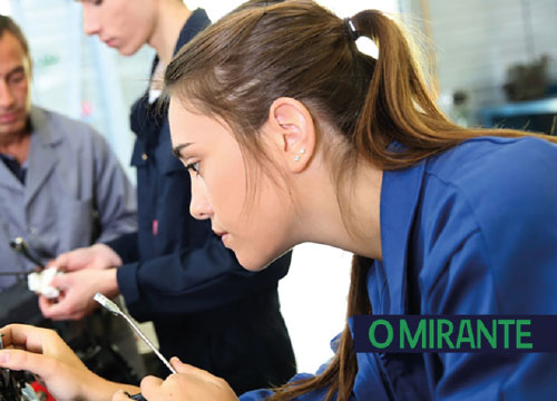 Engenheira a trabalhar ao lado de homens