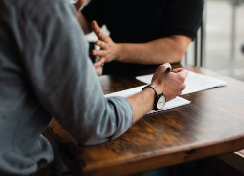 Homem escreve numa folha em branco